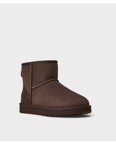 Bota UGG Classic Mini II en marrón chocolate en tres cuartos, con ribete en la boca y en la base