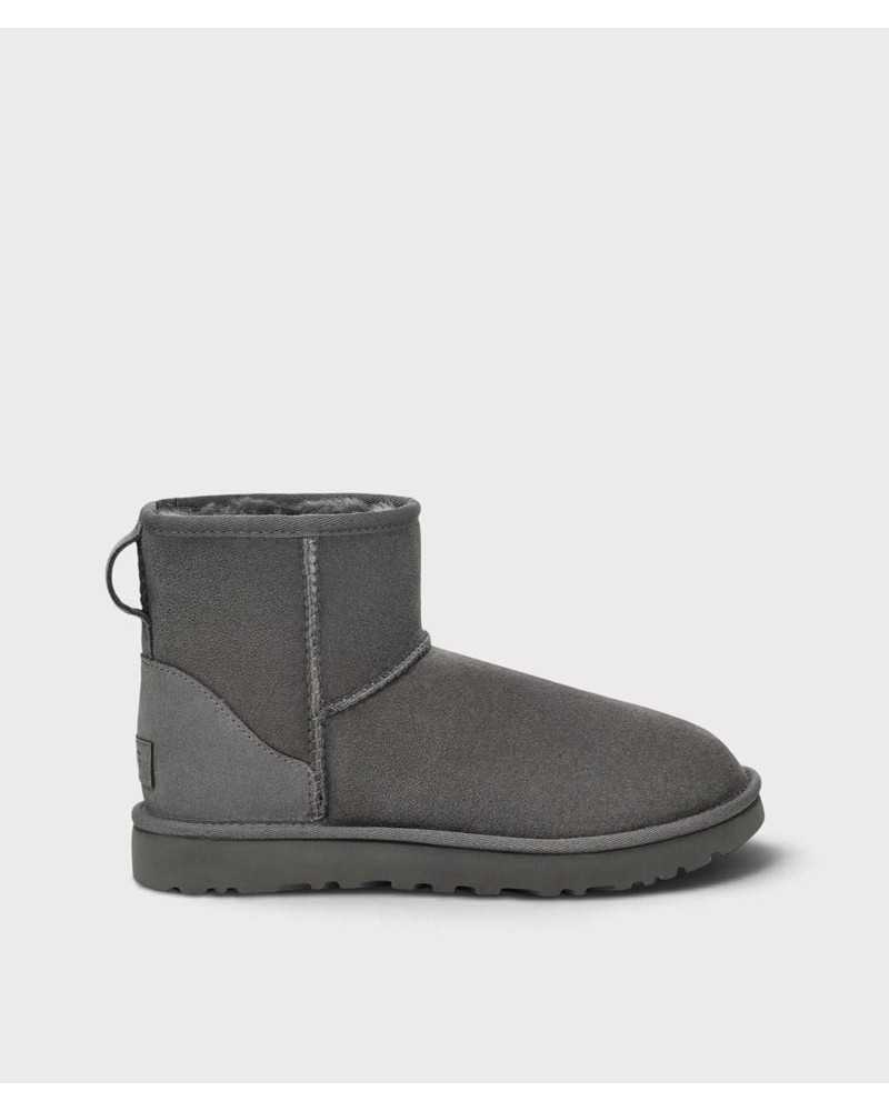 Bota UGG Classic Mini II gris vista de lado, con costuras y suela del mismo tono Bota UGG Classic Mini II gris vista de lado, con costuras y suela del mismo tono