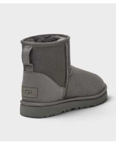 Bota UGG Classic Mini II gris por detrás, con trabilla y parche con el logo de UGG