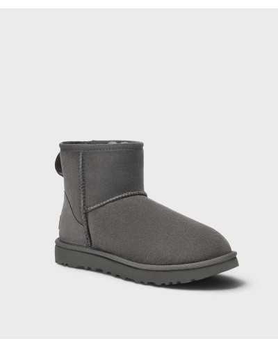 Bota UGG Classic Mini II en gris en tres cuartos, con ribete en la boca y en la base