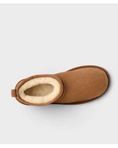 Bota UGG Classic Ultra Mini camel vista desde arriba, con la piel de oveja crema del interior