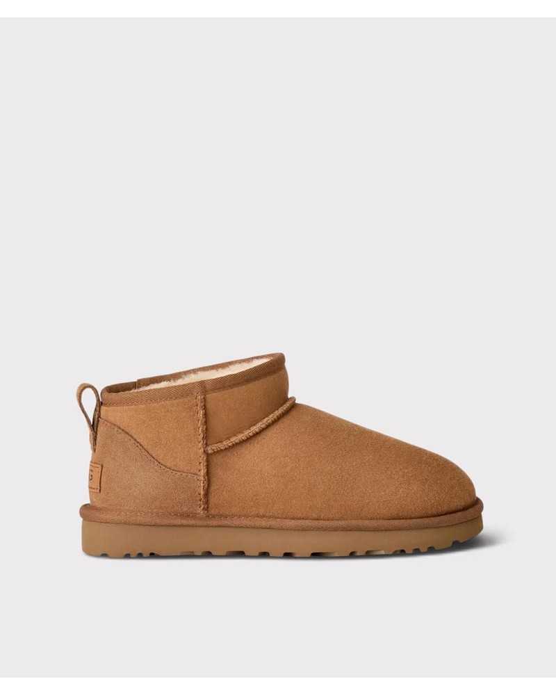 Bota UGG Classic Ultra Mini camel vista de lado, con caña baja y costuras a la vista Bota UGG Classic Ultra Mini camel vista de lado, con caña baja y costuras a la vista