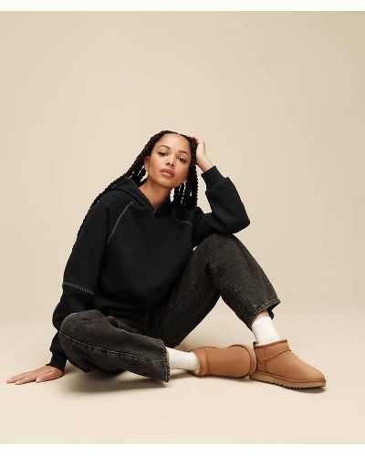 Botas UGG Classic Ultra Mini camel puestas en modelo