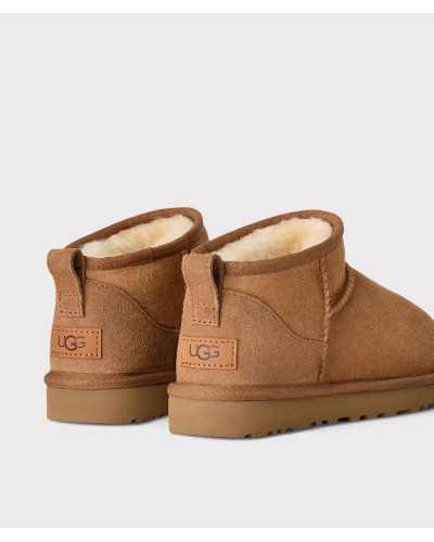 Par de botas UGG Classic Ultra Mini camel por detrás, con contrafuerte de ante y etiqueta con el logo