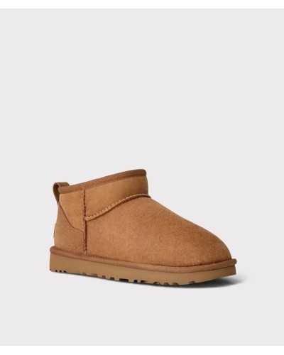 Bota UGG Classic Ultra Mini en camel en tres cuartos, con la boca más baja por delante