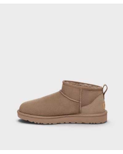 Lado interior de la bota UGG Classic Ultra Mini color topo