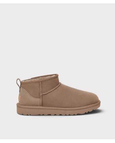Bota UGG Classic Ultra Mini color topo vista de lado, con caña baja y costuras a la vista