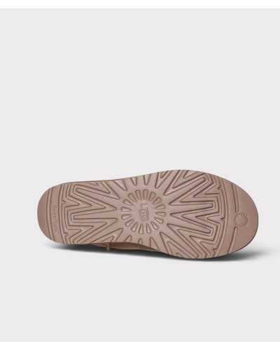 Suela de EVA de la bota UGG Classic Ultra Mini topo con el logo de UGG en el centro