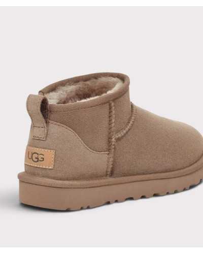 Bota UGG Classic Ultra Mini topo por detrás, con contrafuerte de ante y etiqueta de piel con el logo
