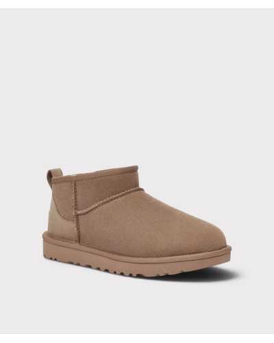 Bota UGG Classic Ultra Mini en topo en tres cuartos, con la boca más baja por delante