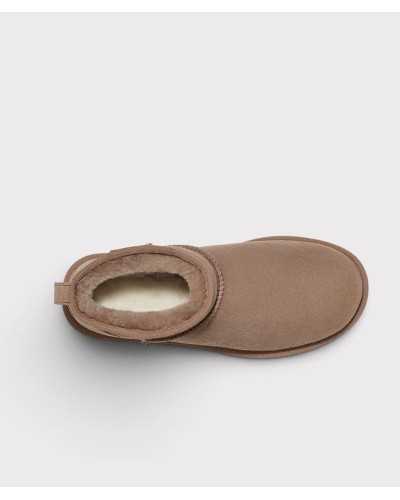 Bota UGG Classic Ultra Mini topo vista desde arriba, con lana topo en el cuello y plantilla crema